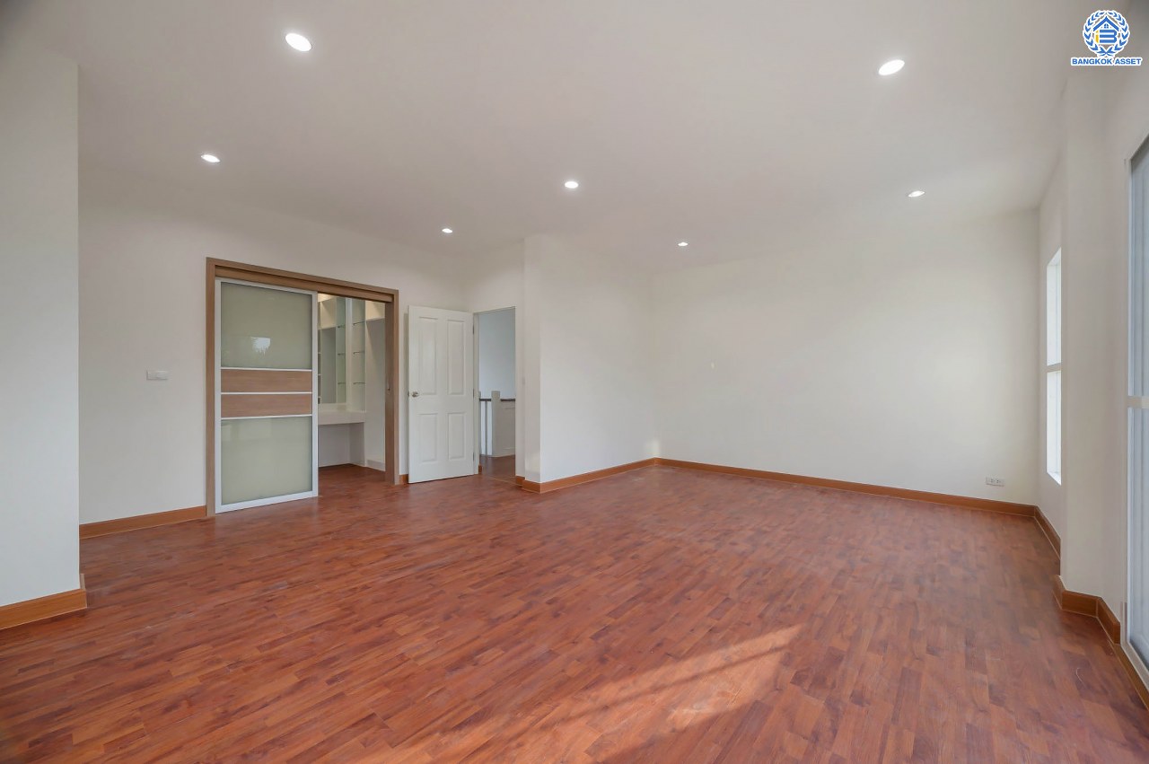 บ้านมือสองตกแต่งใหม่ โครงการ คาซ่าแกรนด์ รัตนาธิเบศร์-ราชพฤกษ์ บ้านเดี่ยวจากแบรนด์ Q.House เนื้อที่ 68 ตร.ว. ฟังก์ชัน 3 ห้องนอน 4 ห้องน้ำ 1 ห้องแม่บ้าน จอดรถได้ถึง 2 คัน พร้อม Facilities ครบครัน บนทำเลเดินทางสะดวก ติดถนนราชพฤกษ์ ใกล้เซ็นทรัลเวสต์เกต และรถไฟฟ้าสายสีม่วง "สถานีบางรักใหญ่"